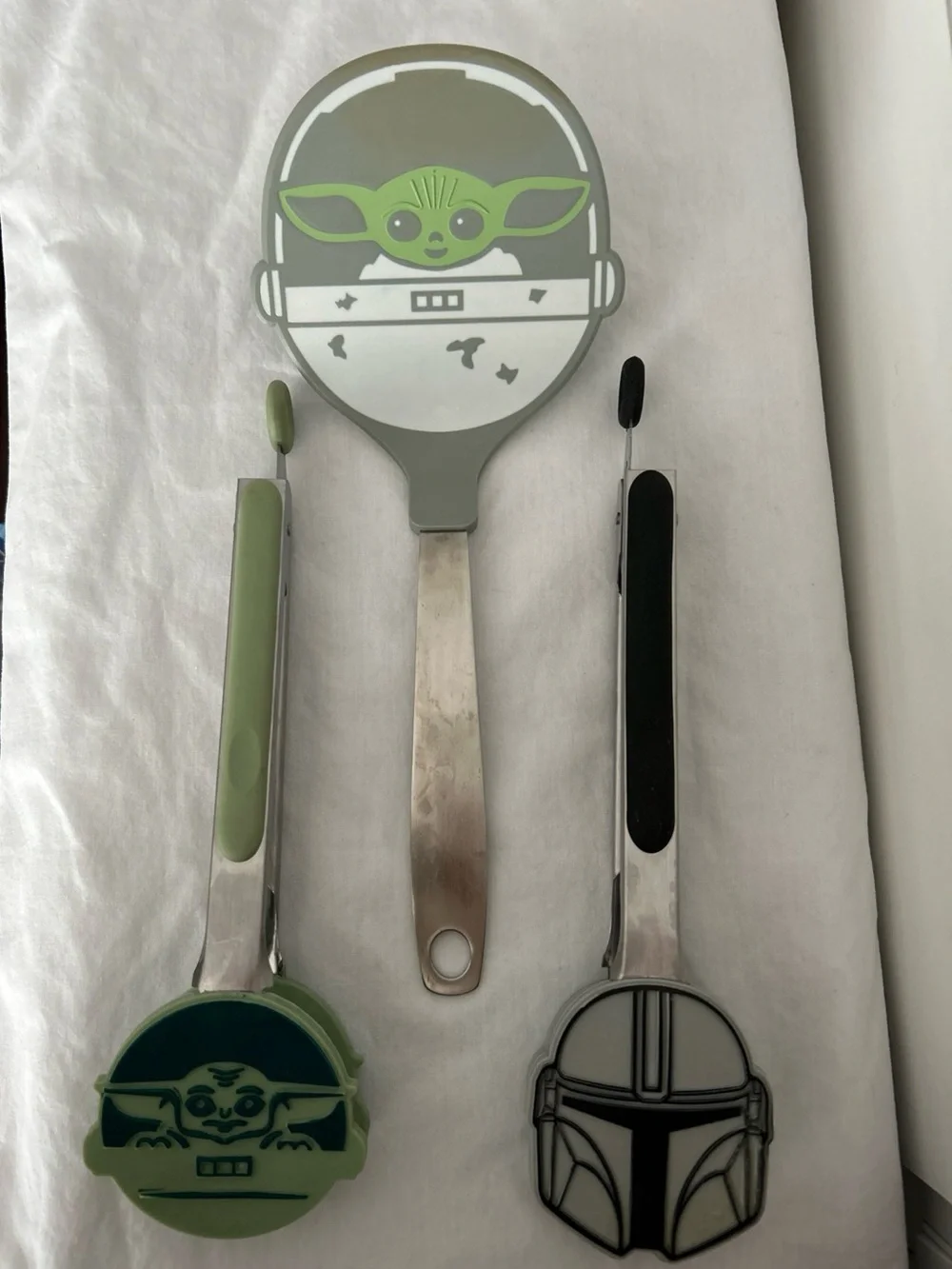 Disney Grogu & Mandalorian Green and Black Pancake Flippers and Press Set